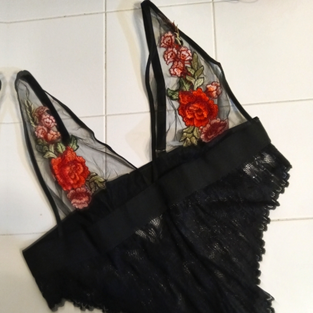 NWOT BACKLESS LACE BODYSUIT